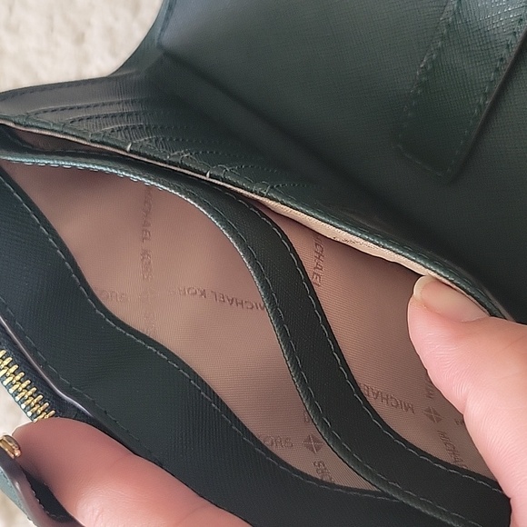 Michael Kors Adele Wallet - Picture 5 of 9